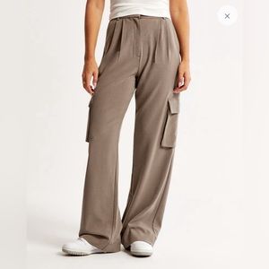 NWT!! Abercrombie & fitch Sloane Lightweight Tailored Cargo Pant in size 28 (6R)